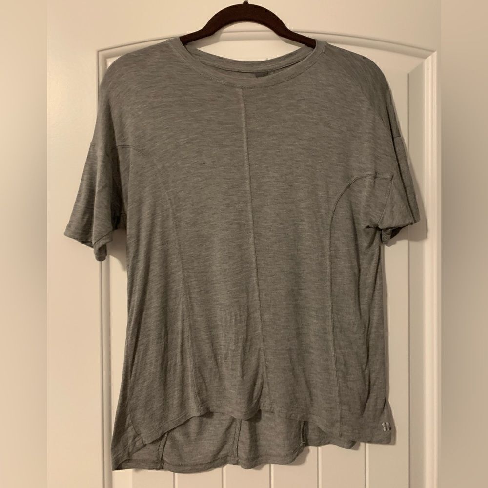 Sweaty Betty ladies athletic shirt. Size: XS. Hi Lo hem.